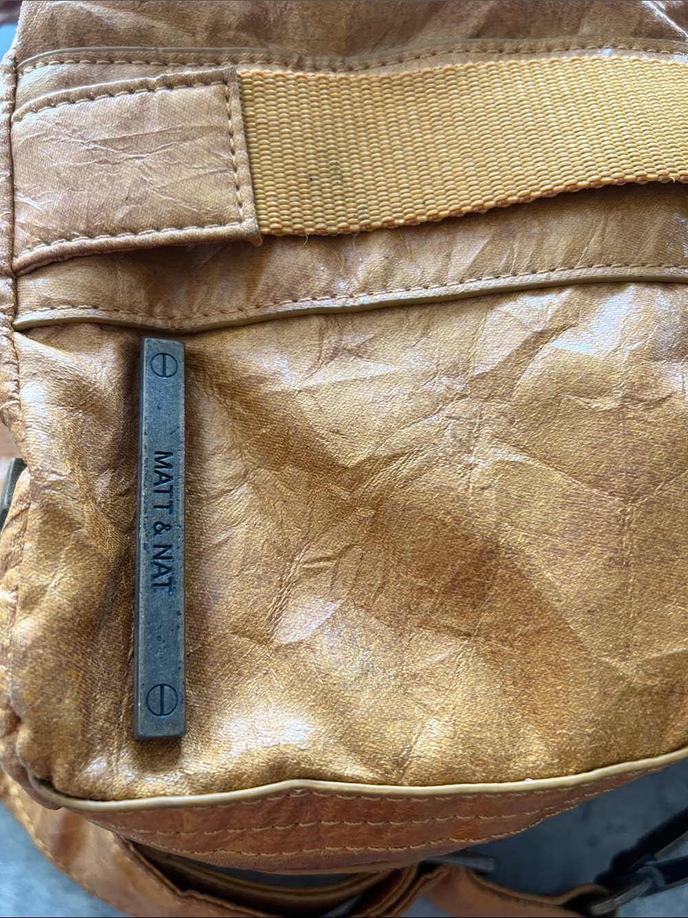 WoMen's Classic Messenger Bag in yellow Tan - Picture 5 of 11